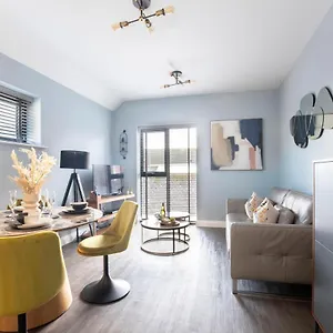 Elliot Oliver - Luxurious Two Bedroom In The Docks Apartment
