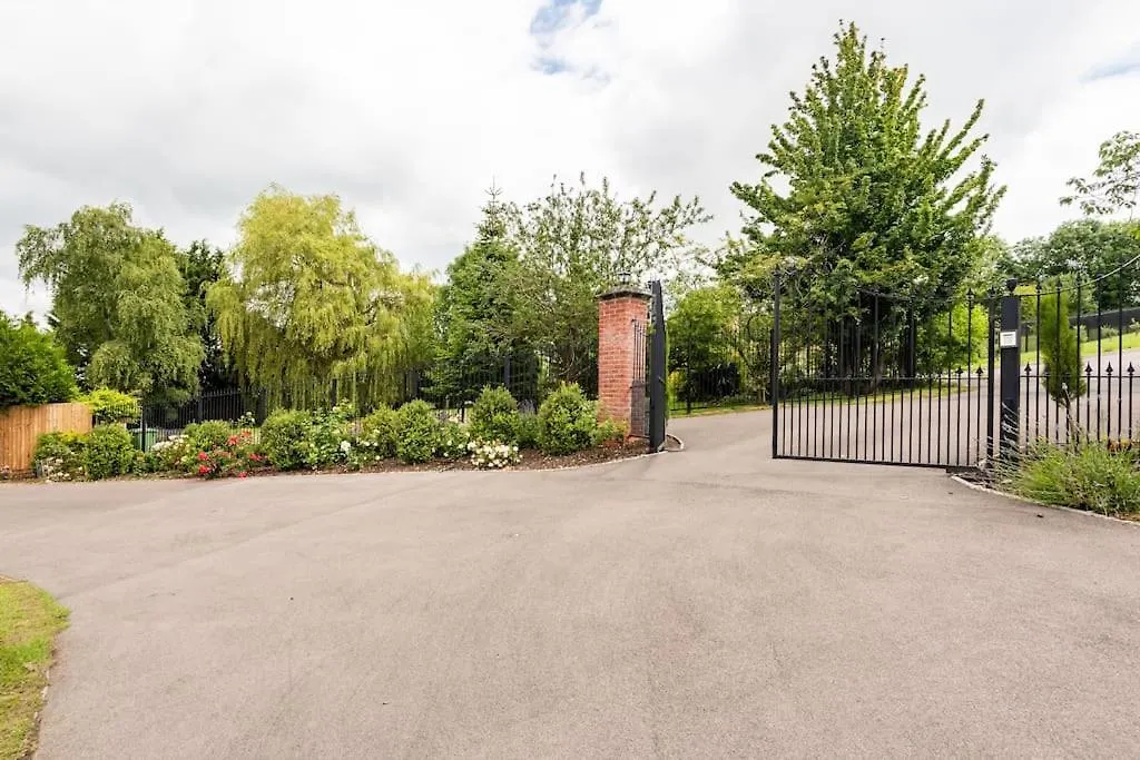 Cotswold Cheltenham, Whole House With Hot Tub Gloucester 0*,  United Kingdom