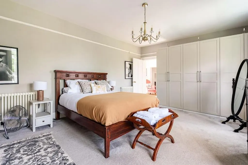 Cotswold Cheltenham, Whole House With Hot Tub Gloucester 0*,  United Kingdom